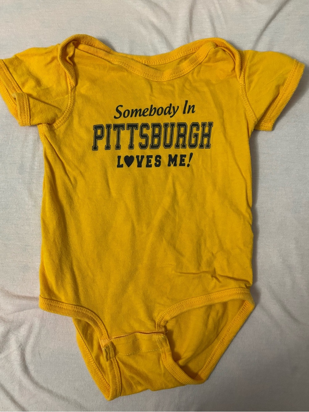 🎉(6-12m)  "Somebody in Pittsburgh Loves Me" Baby Onesie